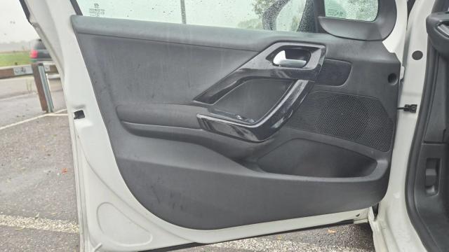 Peugeot 208 image 9