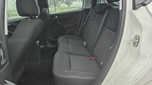 Peugeot 208 image 2