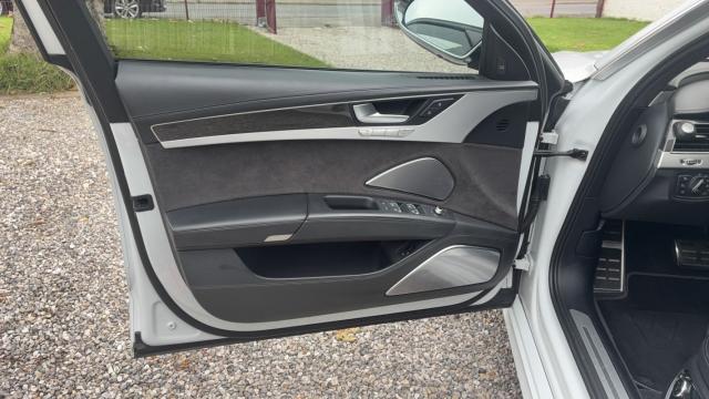 Audi S8 image 9
