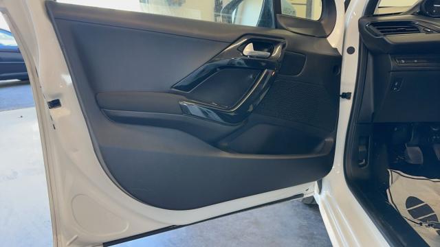 Peugeot 208 image 2