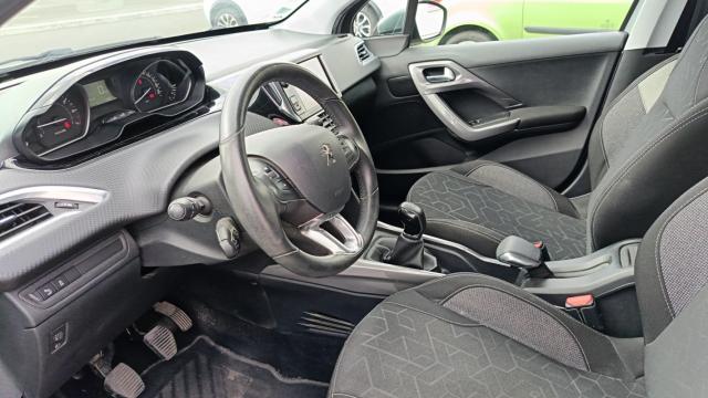 Peugeot 2008 image 2
