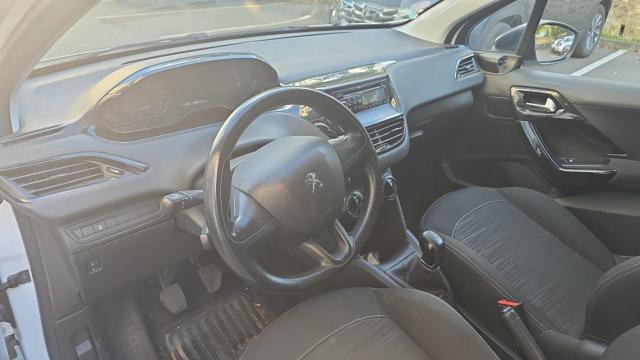 Peugeot 208 image 8