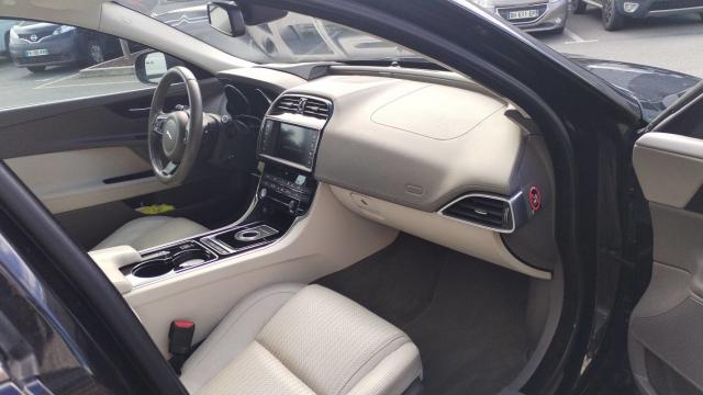 Jaguar Xe image 3