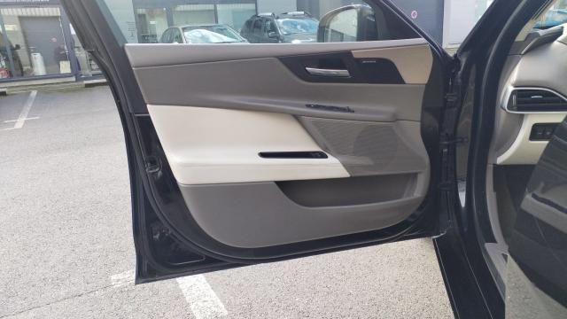 Jaguar Xe image 2