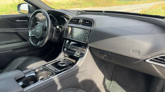 Jaguar Xe image 3
