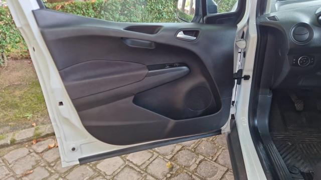 Ford Transit Courier image 2