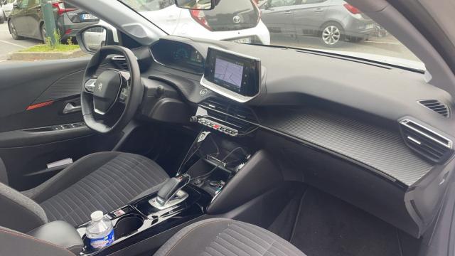 Peugeot 208 image 8