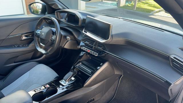 Peugeot 208 image 8
