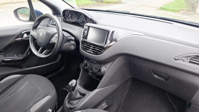 Peugeot 208 image 8