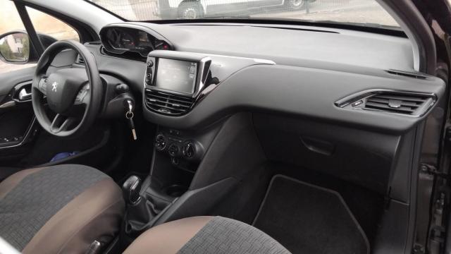 Peugeot 208 image 9