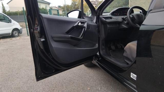 Peugeot 208 image 1