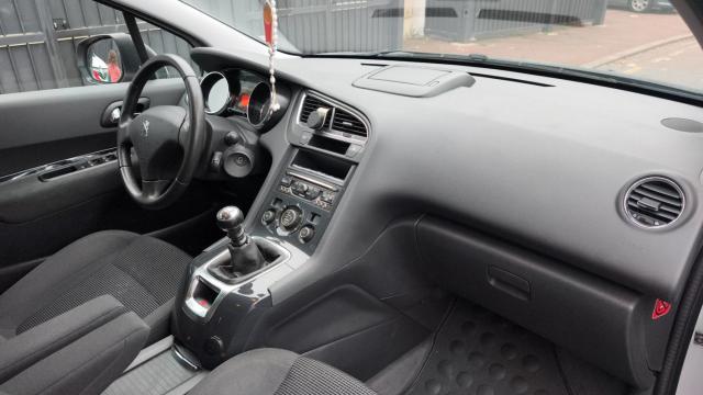 Peugeot 5008 image 2