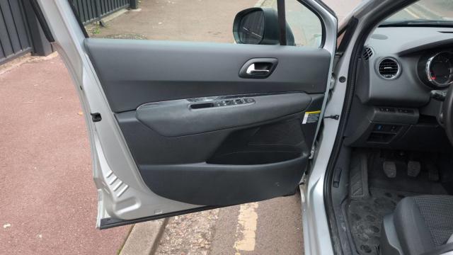 Peugeot 5008 image 9