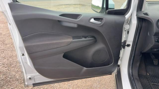 Ford Transit Courier image 9