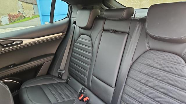 Alfa Romeo Stelvio image 8