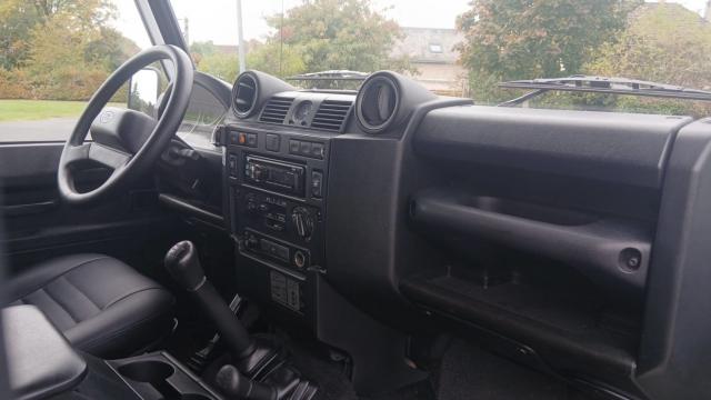 Land Rover Defender image 3