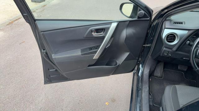 Toyota Auris image 9