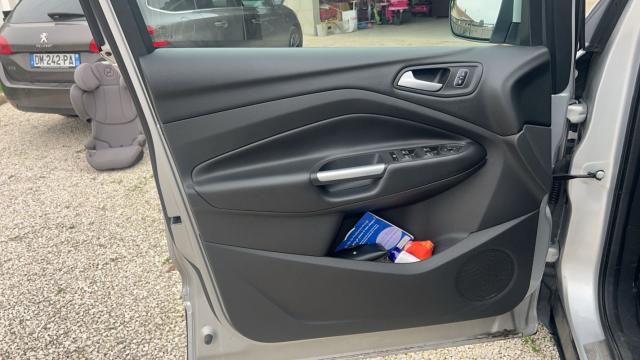 Ford Kuga image 9
