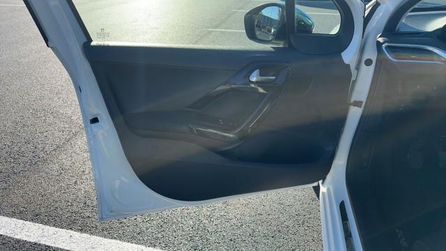 Peugeot 208 image 8
