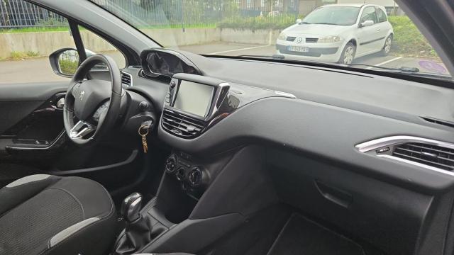 Peugeot 208 image 2