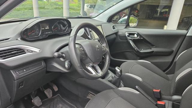 Peugeot 208 image 8