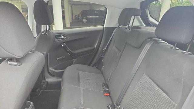 Peugeot 208 image 7