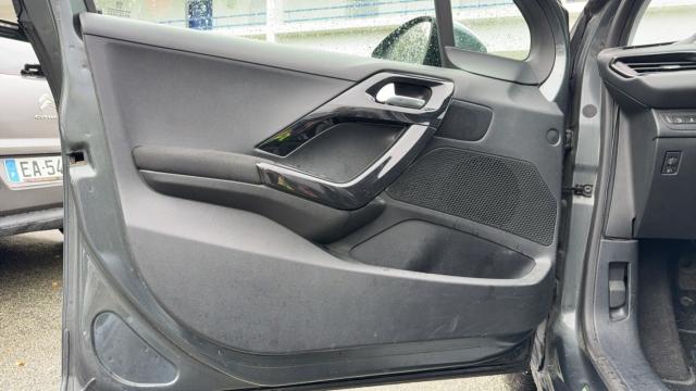 Peugeot 208 image 1