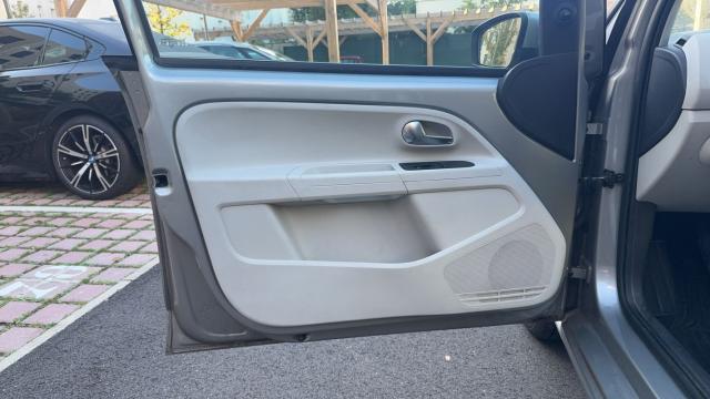 Volkswagen Up! image 1