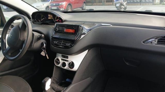 Peugeot 208 image 1