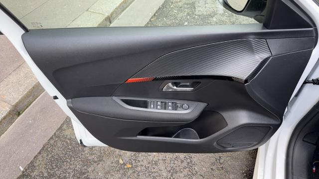 Peugeot 208 image 1