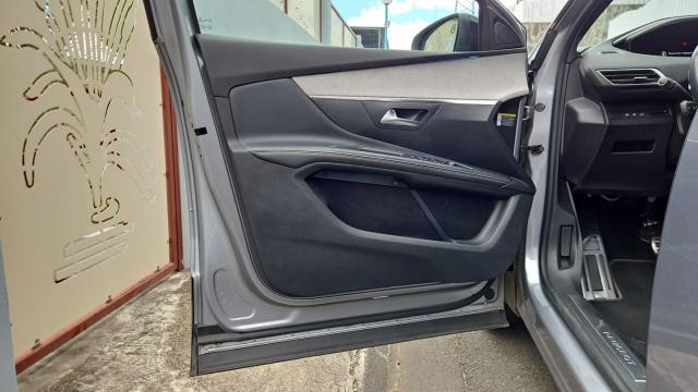 Peugeot 5008 image 1