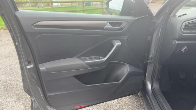 Volkswagen T-Roc image 2