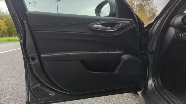 Alfa Romeo Giulia image 8