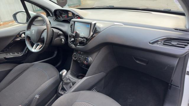 Peugeot 208 image 3