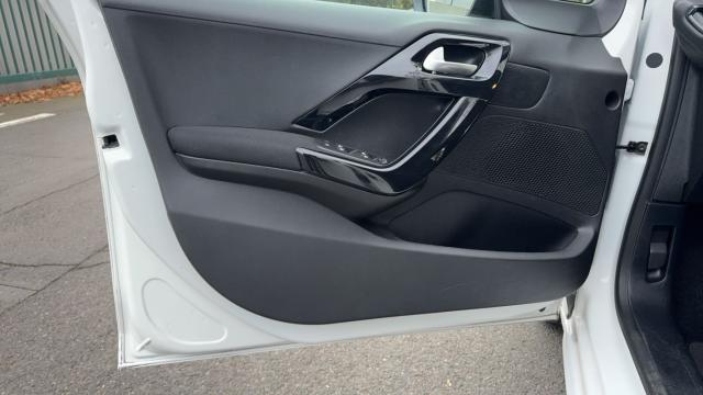 Peugeot 208 image 1