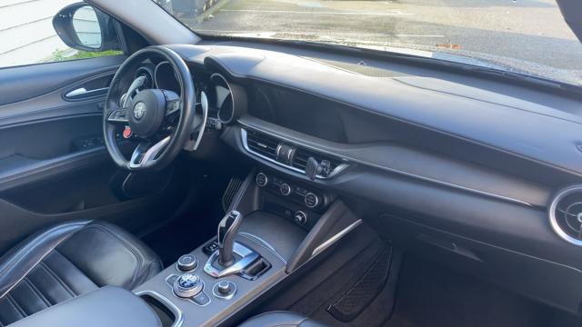 Alfa Romeo Stelvio image 8