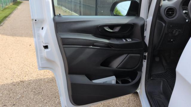 Mercedes Benz Vito image 2