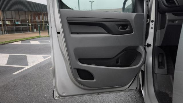 Peugeot Traveller image 2