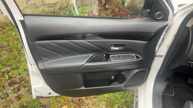 Mitsubishi Outlander image 6