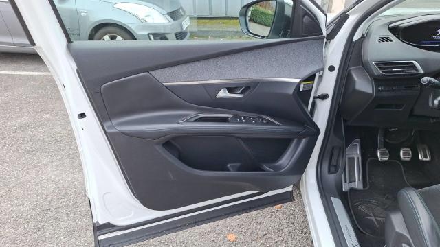 Peugeot 3008 image 2