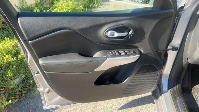 Jeep Cherokee image 6