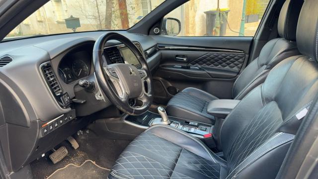 Mitsubishi Outlander image 2