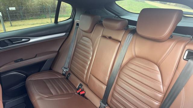 Alfa Romeo Stelvio image 2