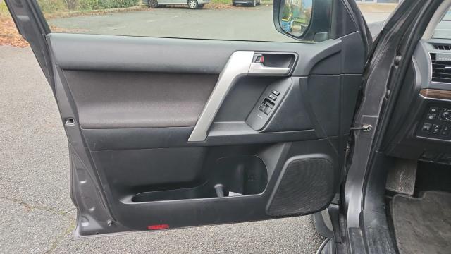 Toyota Land Cruiser image 8