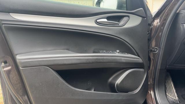 Alfa Romeo Stelvio image 8