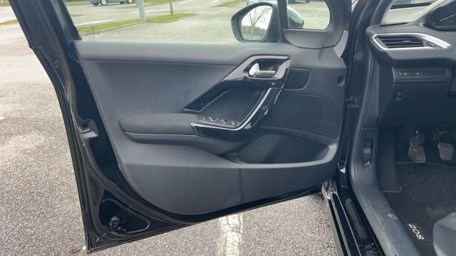 Peugeot 208 image 1