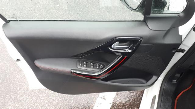 Peugeot 208 image 6