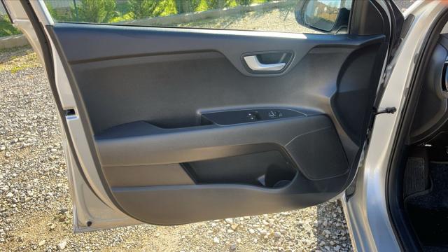 Kia Rio image 5
