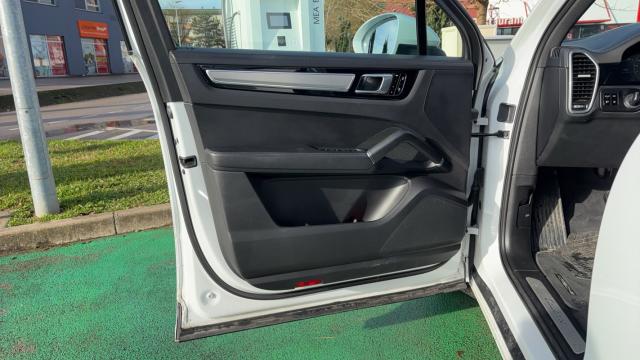 Porsche Cayenne image 1