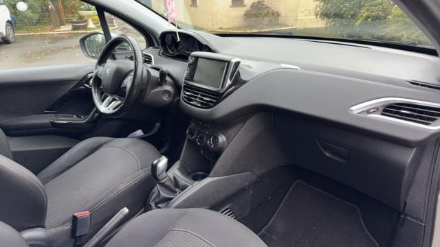 Peugeot 208 image 6